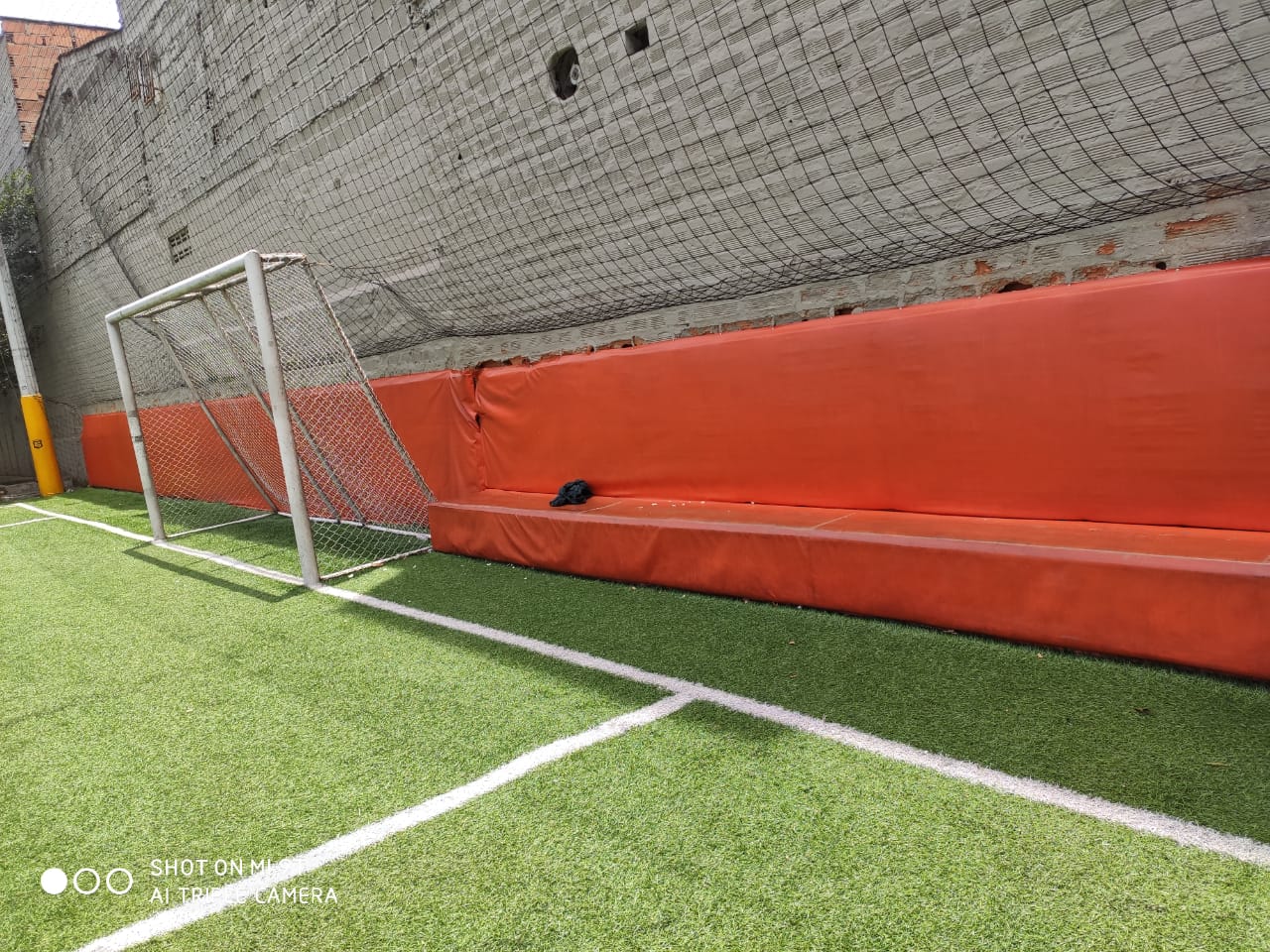 Protección de seguridad en muro cancha de futbol